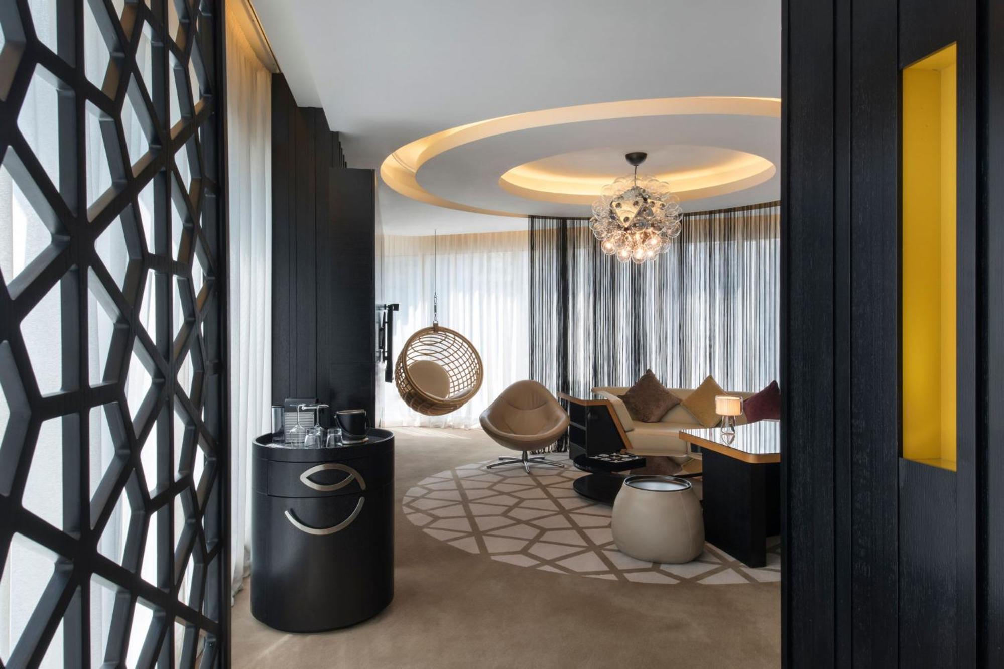 Hotel W Ad-Dauha Zewnętrze zdjęcie The living room of a suite at the Mandarin Oriental, Munich